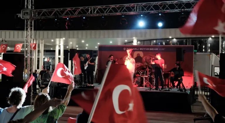 30 Ağustos coşkusu “Kahramanların İzinde” konseriyle başladı; Zafer meşalesi Milli İrade Meydanı’nda yakıldı