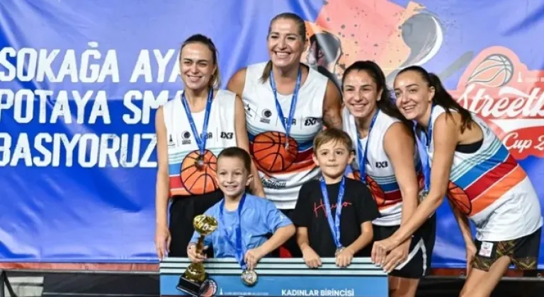 3x3 Streetball İzmir Cup 2025’te Şampiyonlar Ödüllerini Aldı