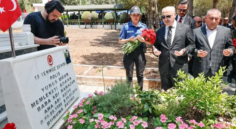 Adana Valisi Yavuz Selim Köşger, 15 Temmuz şehitlerinin kabrini ziyaret etti