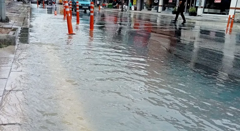 Adana’da su borusu patladı, caddeyi su bastı