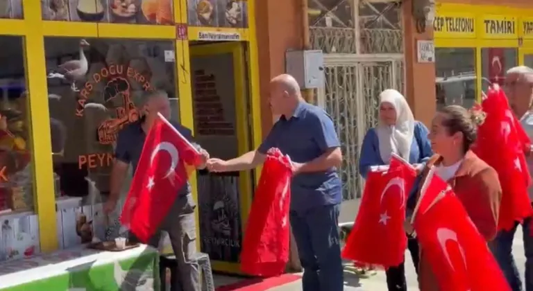 AK Parti Kars İl Teşkilatı’ndan 15 Temmuz’a özel bayrak dağıtımı