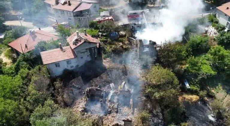 Akseki'de yangın evlere sıçradı: 3 ev zarar gördü