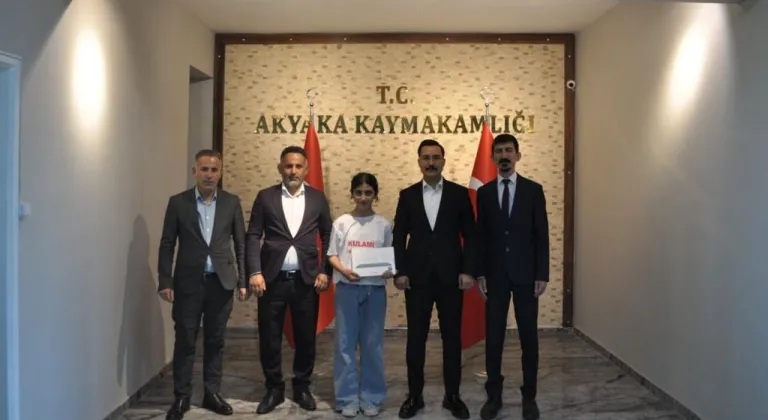 Akyaka Kaymakamı İsmail Demirtaş'tan Türkiye ikincisi öğrenciye ödül