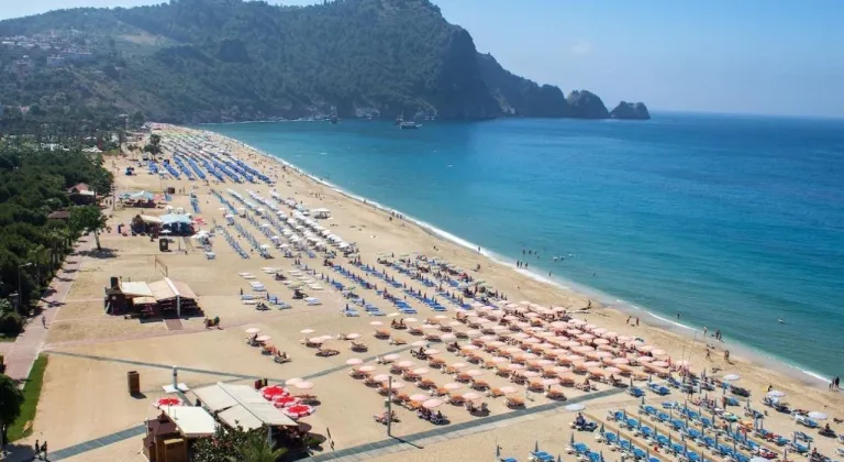 Alanya plajlarında fiyat şoku: Şezlong ve şemsiye ücretleri ikiye katlandı