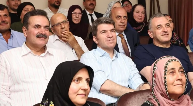 Amasya Valisi Önder Bakan'ın köy sakinleri ile sinema keyfi