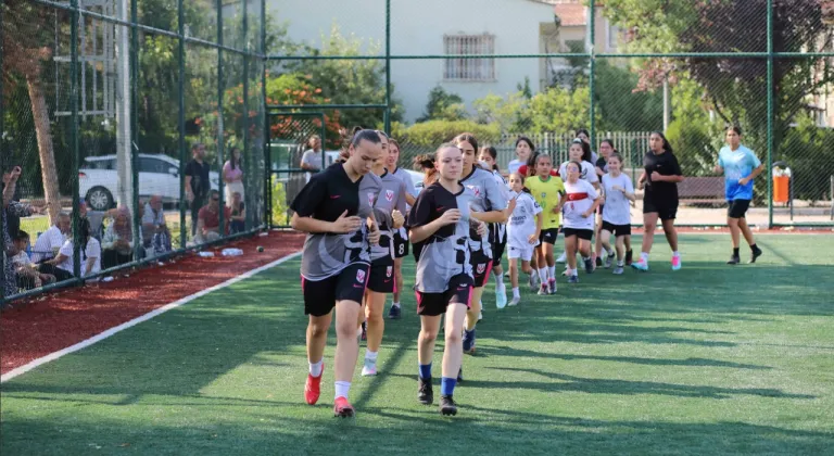 Ankara Büyükşehir Belediyesi'nden ücretsiz kız futbol okulu