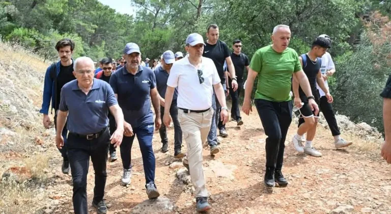 Antalya’da Gençlik Haftası yürüyüşü: Kahramanlıklarla dolu bir anma