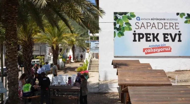 Antalya'da ipek böceği beslenme tablası