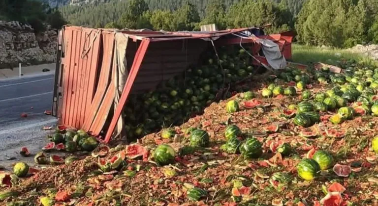 Antalya’da karpuz yüklü kamyon devrildi