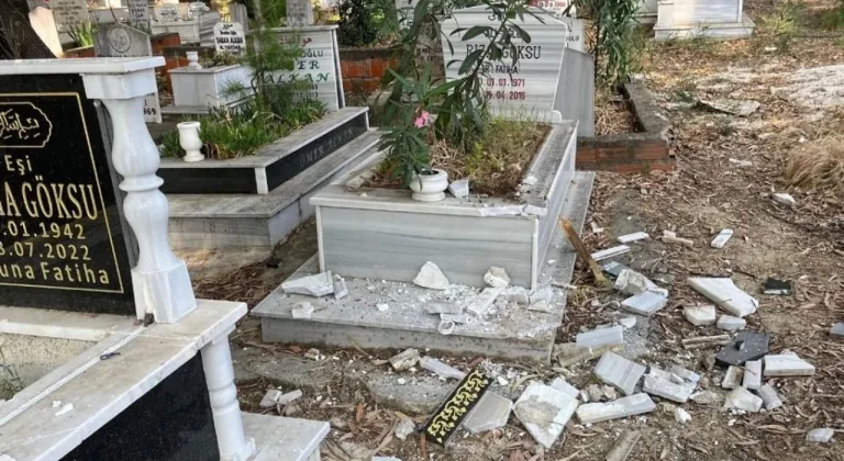 Antalya'da mezarlığa saldırı: 12 mezar taşı kırıldı