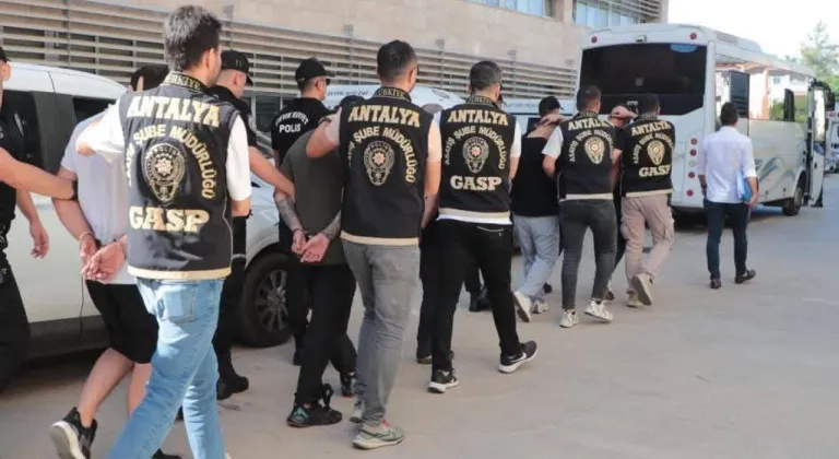 Antalya’da silahlı suç örgütüne eş zamanlı operasyon: 7 gözaltı