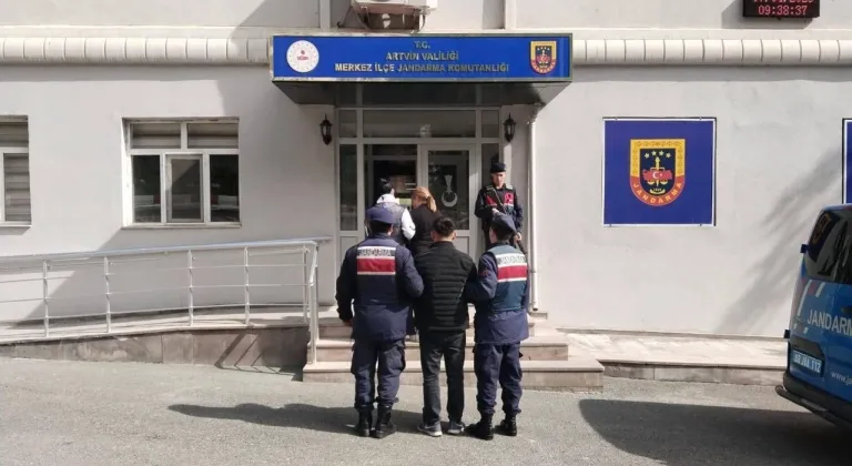 Artvin'de 3 Düzensiz Göçmen Yakalandı - Göçmen Kaçakçıları Tutuklandı