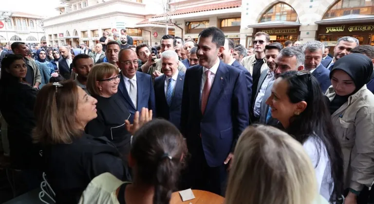 Bakan Kurum Konya Türbeönü'nde kucaklaştı