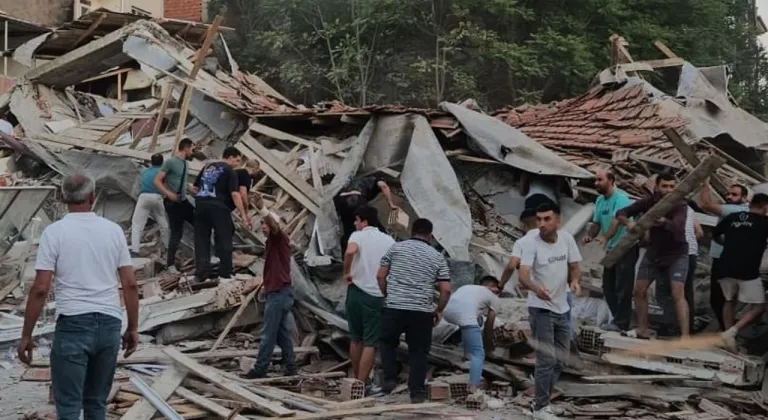 Bakan Yerlikaya: Sındırgı’daki yıkılan binada 3 kişi kurtarıldı
