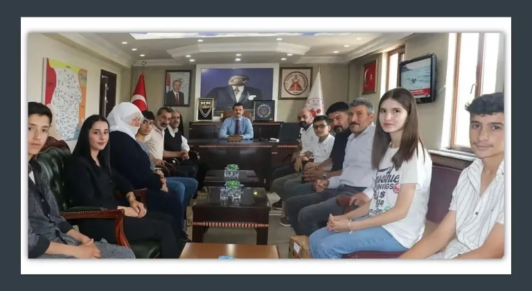 Başarılı öğrenciler, Tutak Kaymakamı Coşkun'u ziyaret etti