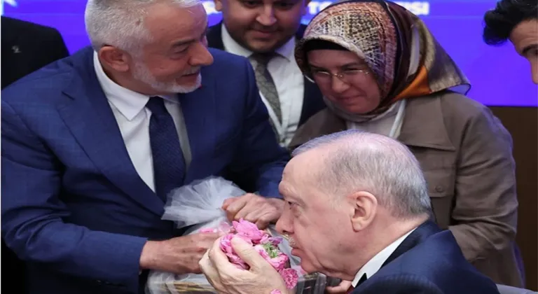 Başkan Başdeğirmen’den Cumhurbaşkanı Erdoğan’a gül takdimi