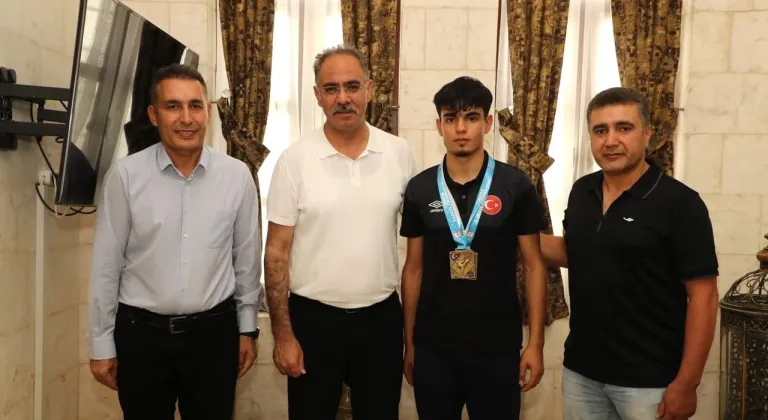 Başkan Kuş, Türkiye Şampiyonu karateciyi tebrik etti