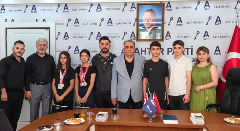 Başkan Tanrıtanır, Türkiye Ferdi Kick-boks ve Türkiye atletizm şampiyonlarını ağırladı