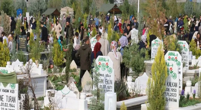 Batman’da Bayram Ziyaretleri Mezarlık Yoğunluğunu Artırdı