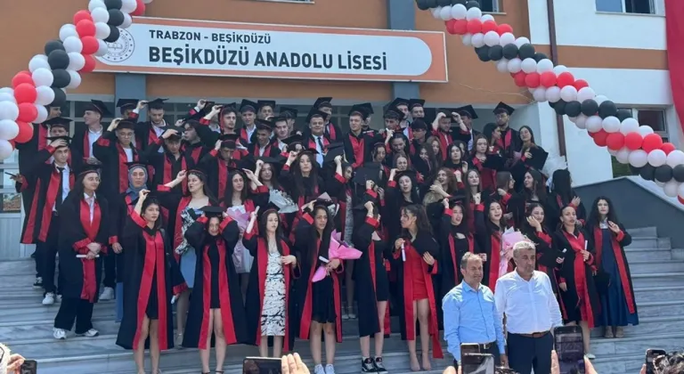 Beşikdüzü Anadolu Lisesi 15. mezunlarından 80 öğrenci kep fırlattı