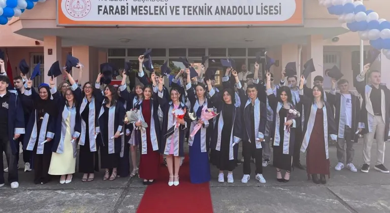 Beşikdüzü Farabi MTAL 30. mezunlarından 37 öğrenci kep fırlattı