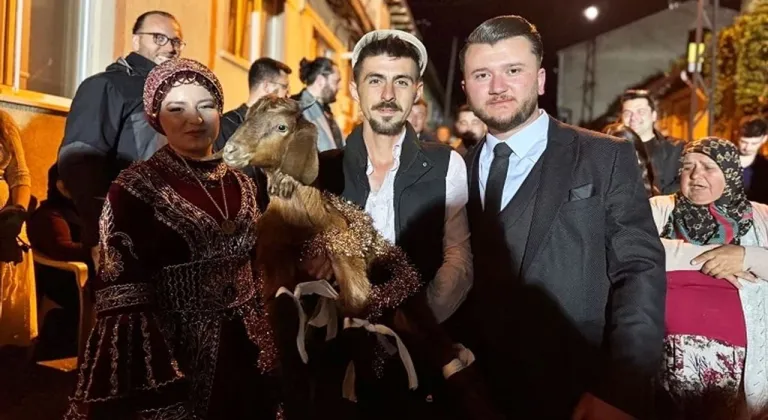 Bilecik Pazaryeri'nde gelenekler mizahla buluştu