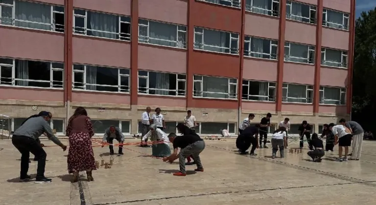 Bucak Mehmet Cadıl Anadolu Lisesi’nde Geleneksel Kavurma Şenliği coşkusu