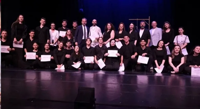 Bursa Devlet Tiyatrosu'nun kursiyerleri sahnede mezun oldu