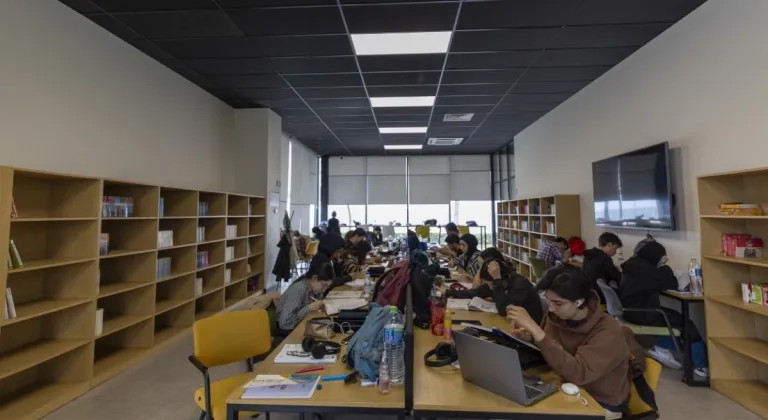 Büyükşehir'in Okuma Salonları, Rahat ve Konforlu Bir Atmosfer Sunuyor