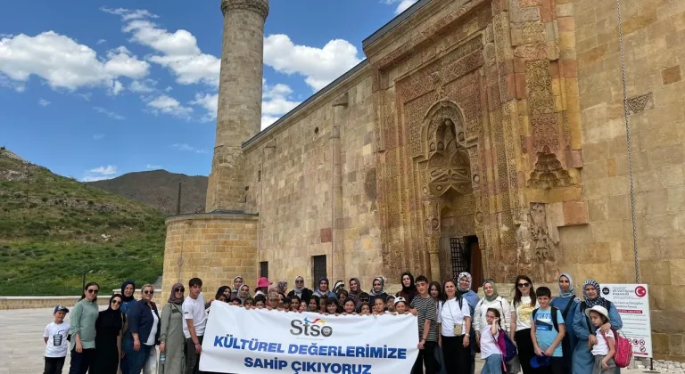 Çocuklar eserleri hayranlıkla inceledi