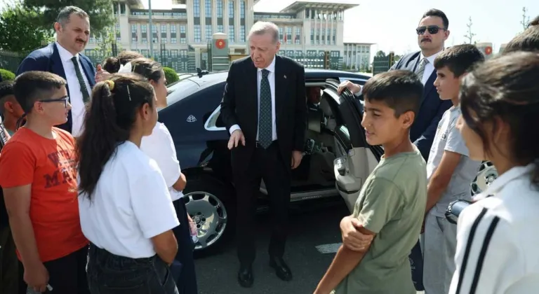 Cumhurbaşkanı Erdoğan, 15 Temmuz Şehitler Anıtı'nda Adıyamanlı çocuklarla buluştu