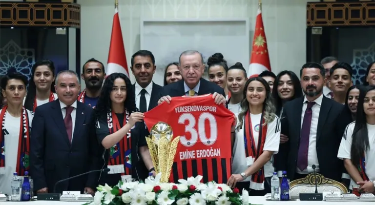 Cumhurbaşkanı Erdoğan, Yüksekovaspor Kadın Futbol Takımı’nı ağırladı