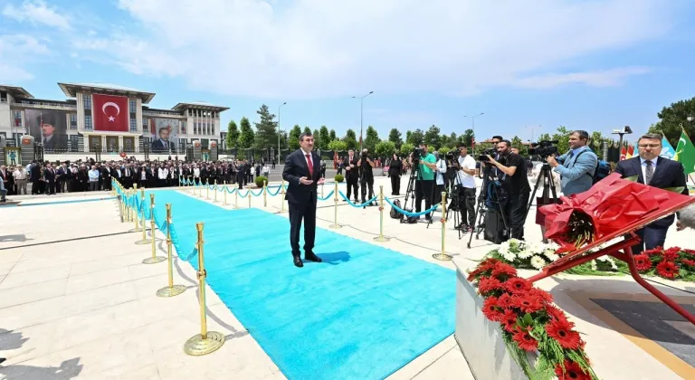 Cumhurbaşkanı Yardımcısı Yılmaz, 15 Temmuz Şehitler Anıtı’na çelenk bıraktı