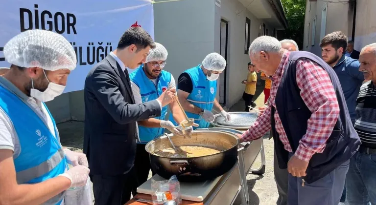 Digor'da Muharrem Ayı dolayısıyla Kaymakam Ahmed Tayyib Kahraman, aşure dağıttı