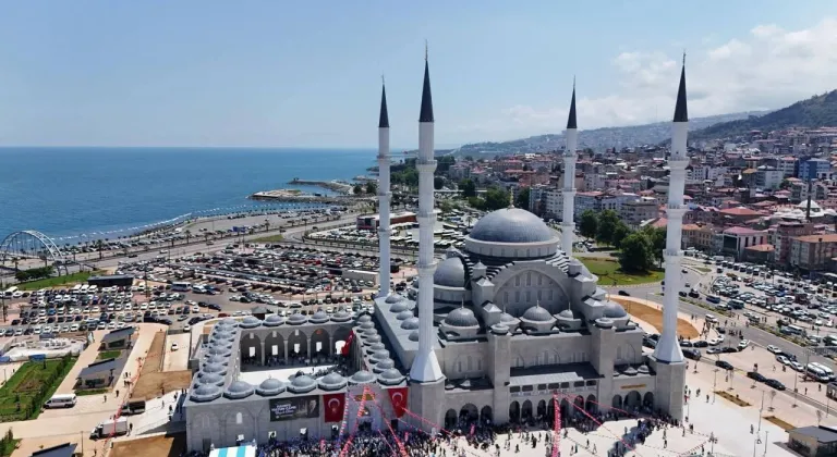 Doğu Karadeniz'in en büyük camisi Hanife Hatun Camii ibadete açıldı