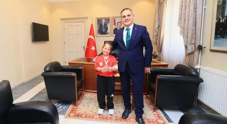 Down sendromlu milli sporcudan Vali Akbıyık'a ziyaret