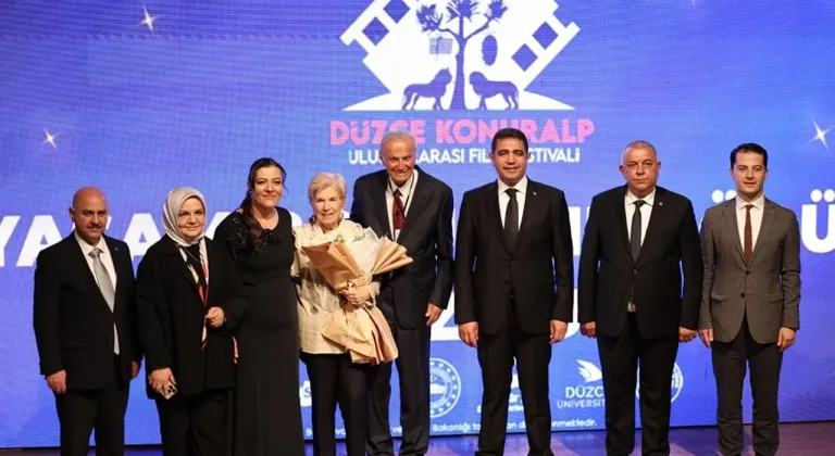 Düzce'de Ediz Hun’a “Festival Onur Ödülü” verildi