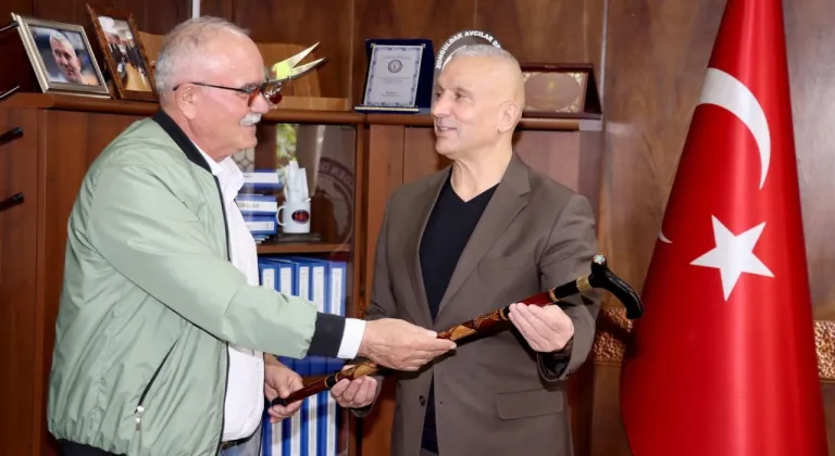Emekli madenci, kendi yaptığı bastonu Demir’e hediye etti.