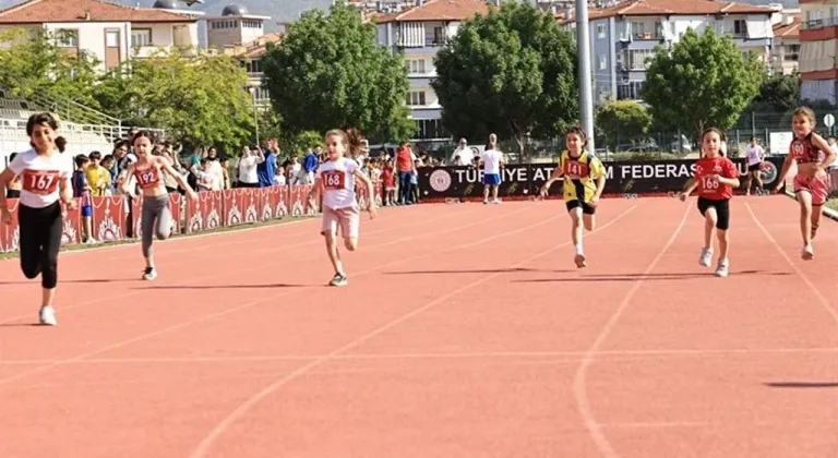 “En Hızlı Benim” atletizm yarışmasına yoğun ilgi