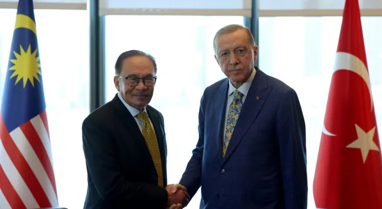 Erdoğan, Malezya Başbakanı Enver İbrahim ile telefon görüşmesi yaptı