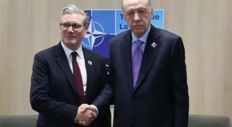 Erdoğan ve Starmer Lahey’de Bir Araya Geldi

