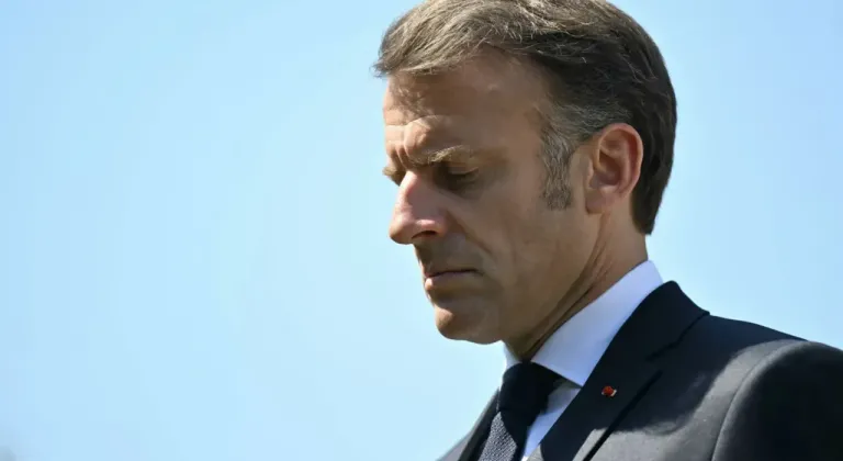 Fransa’da muhalefetten Macron’a azil tehdidi: Güvenoyu krizi derinleşiyor