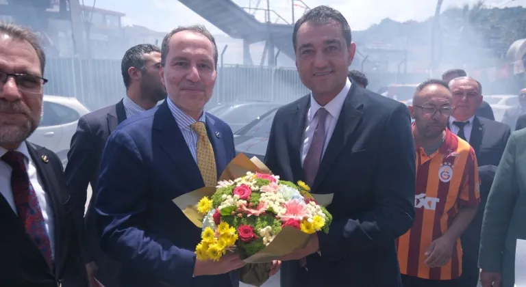 Fuat Köse Giresun'a Gelen Dr. Fatih Erbakan'ı Çiçekle Karşıladı