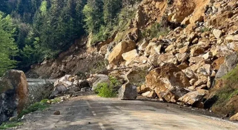 Giresun’da heyelan ulaşımı durdurdu
