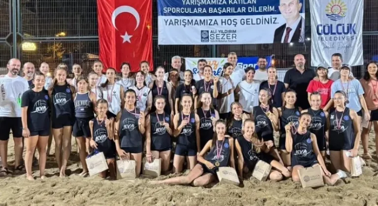 Gölcük’te Küçük Voleybolcular Plajda Ödüllerini Aldı

