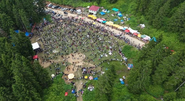 Göllüalan’da horon zamanı: Sinlice Yayla Şenliği’ne yoğun katılım