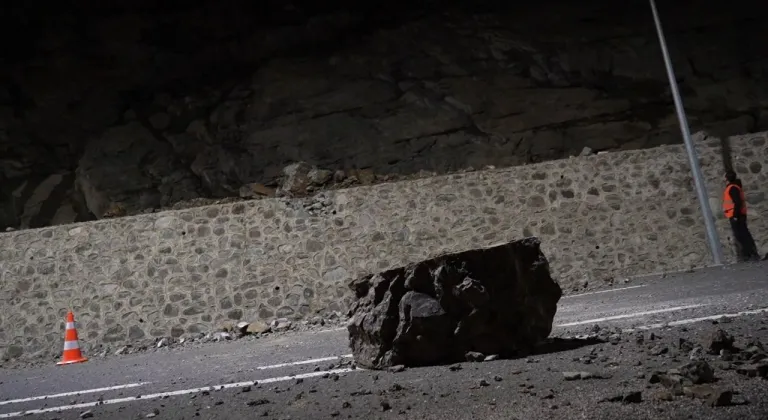 Gümüşhane’de Trafik Kazası: Yol Kapatıldı