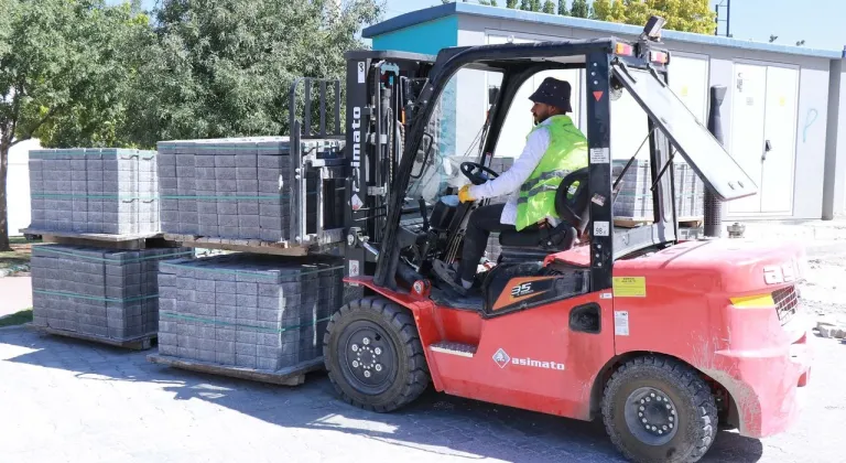 Haliliye'de parke taşı çalışmalarıyla yollar yenileniyor