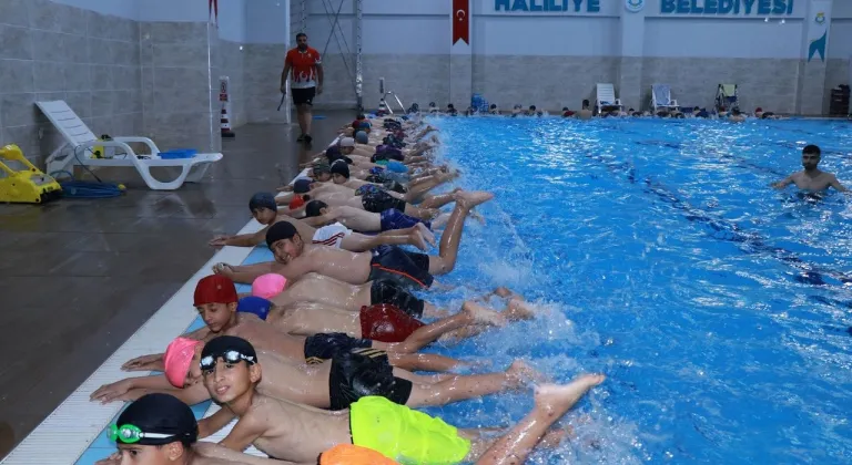 Havuz keyfi Haliliye'de çocukların ve gençlerin yüzünü güldürdü