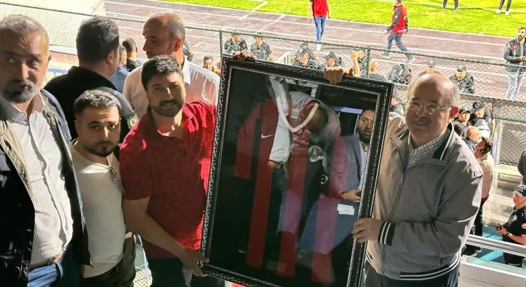 İş insanı Ukay'dan Eski Millî Eğitim Bakan Hüseyin Çelik'e Vanspor forması